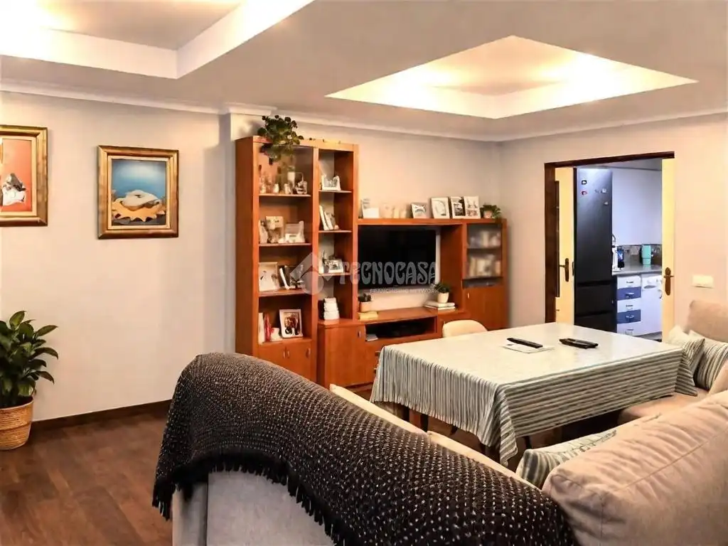 Sala d'estar de Casa adosada en venda en Dos Hermanas amb Aire condicionat, Jardí privat i Traster