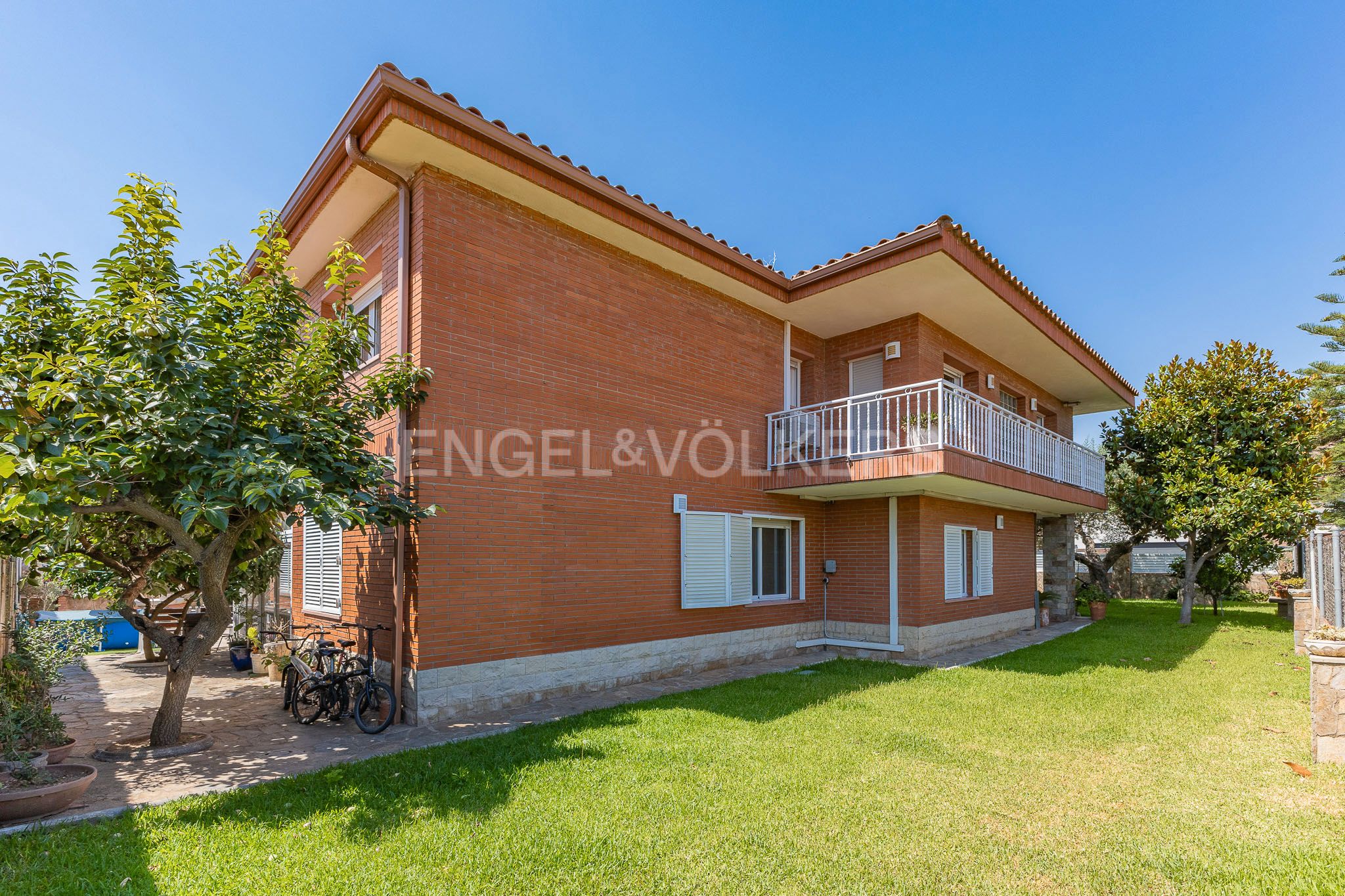 Vista exterior de Casa o xalet en venda en Rubí amb Aire condicionat, Calefacció i Jardí privat