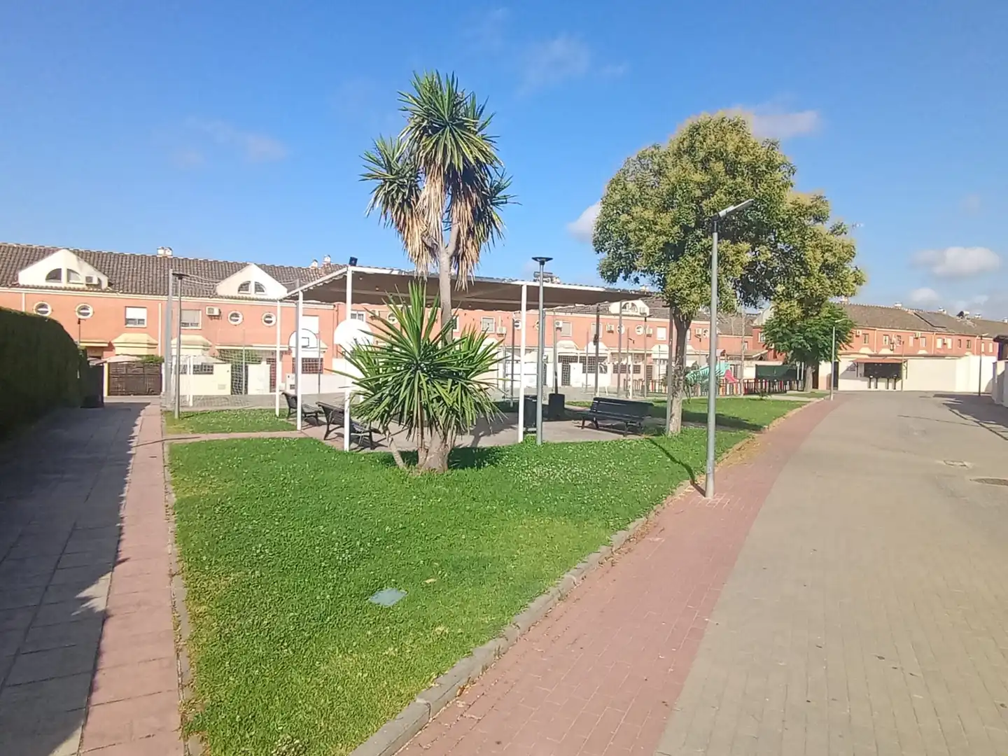 Vista exterior de Casa adosada en venta en Coria del Río con Trastero, Amueblado y Piscina comunitaria