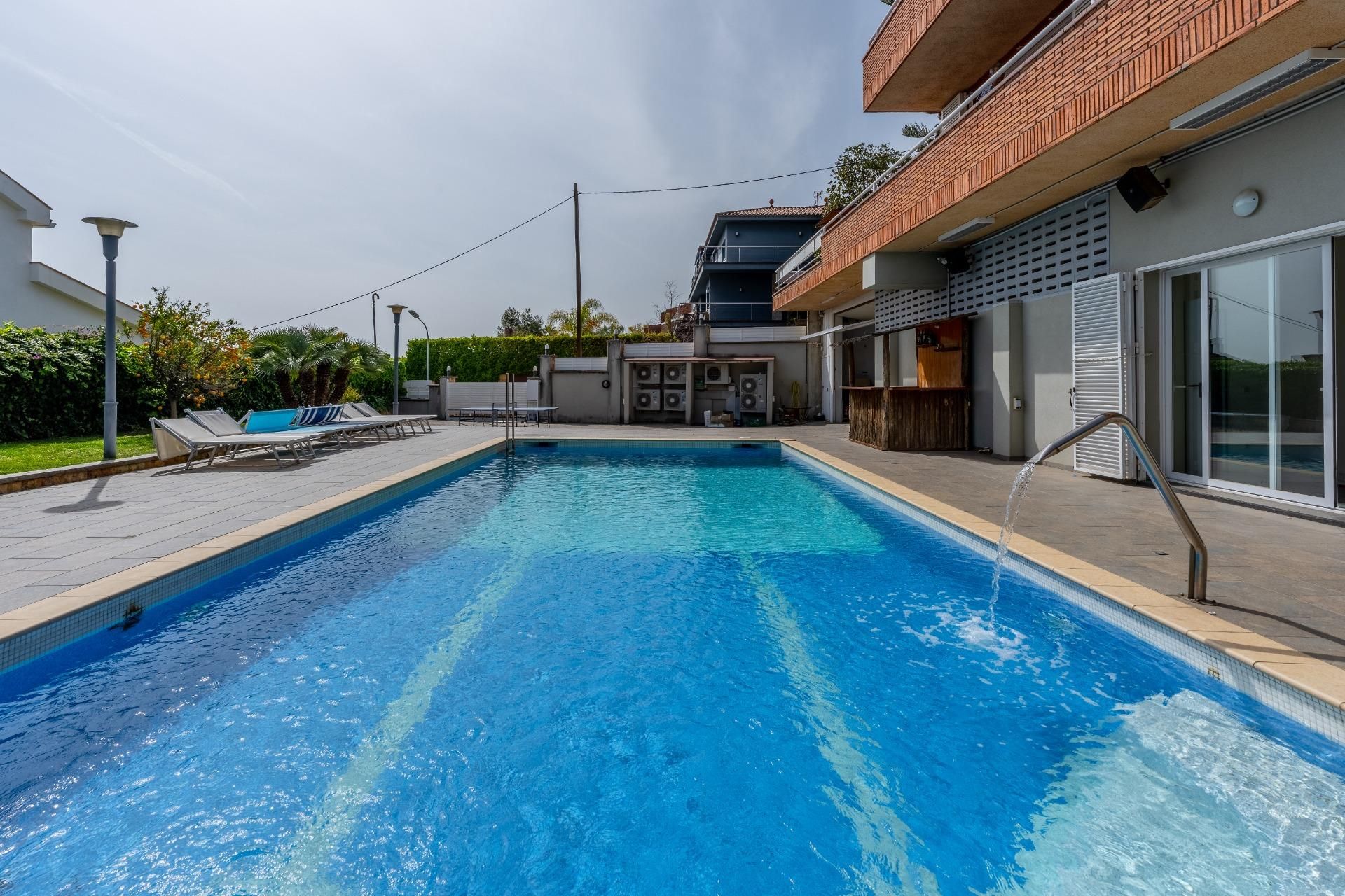 Piscina de Casa o xalet en venda en Sant Just Desvern amb Aire condicionat, Calefacció i Jardí privat
