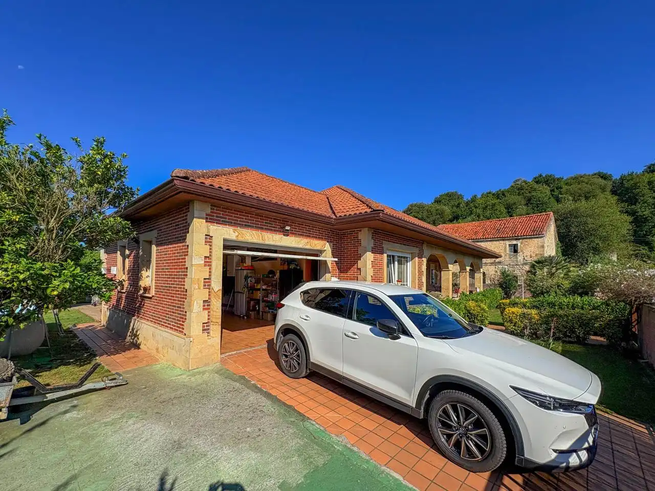 Vista exterior de Casa o xalet en venda en Bárcena de Cicero amb Calefacció, Jardí privat i Piscina