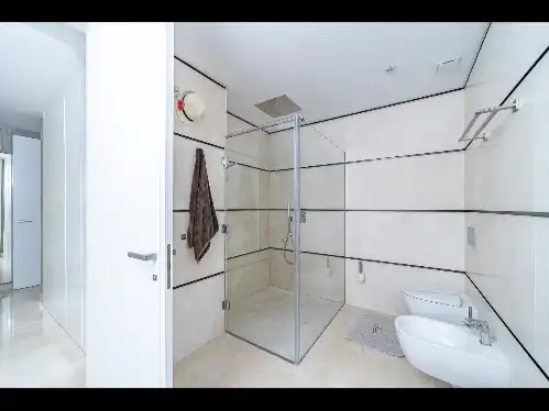Bany de Casa o xalet en venda en Marbella amb Aire condicionat, Terrassa i Piscina