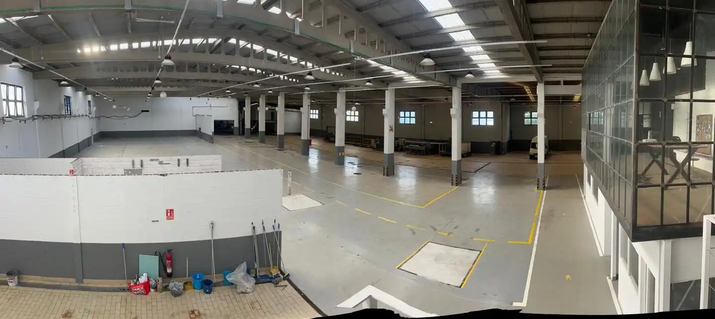 Parkplatz von Fabrikhallen zum Verkauf in Oseiro