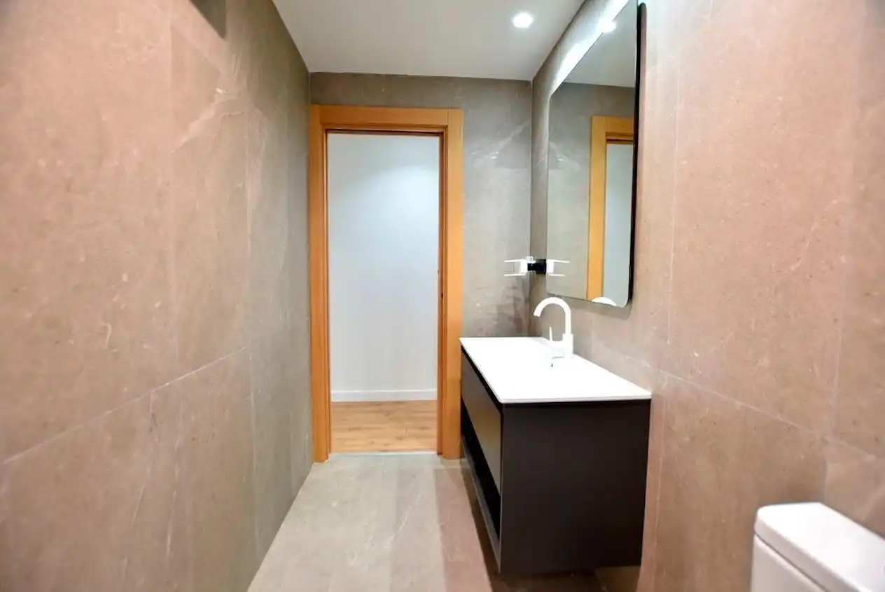 Badezimmer von Wohnung zur Miete in Granada mit Klimaanlage, Heizung und Terrasse