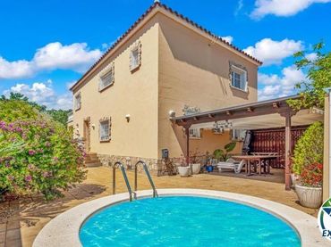 Casa amb piscina en venda a Calle MAS NOU