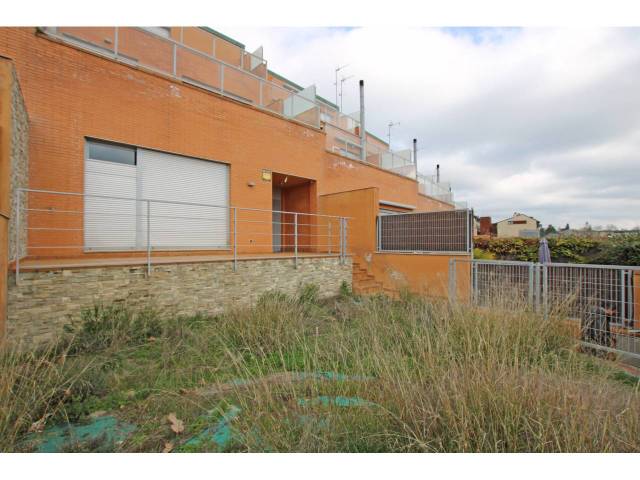 Casa-chalet en Venta en Avenida Fontanilla en Centro Comercial - Hospital