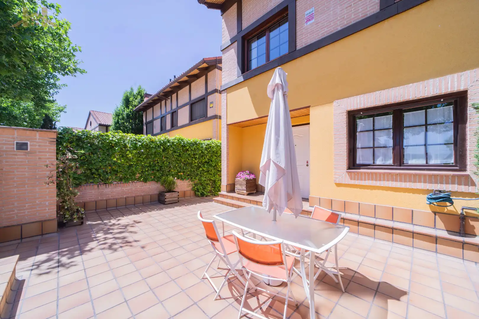 Terrasse von Einfamilien-Reihenhaus zum Verkauf in Boadilla del Monte mit Heizung, Privatgarten und Abstellraum