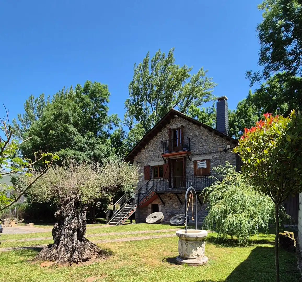 Vista exterior de Casa o xalet en venda en Cabrillanes amb Calefacció, Jardí privat i Terrassa