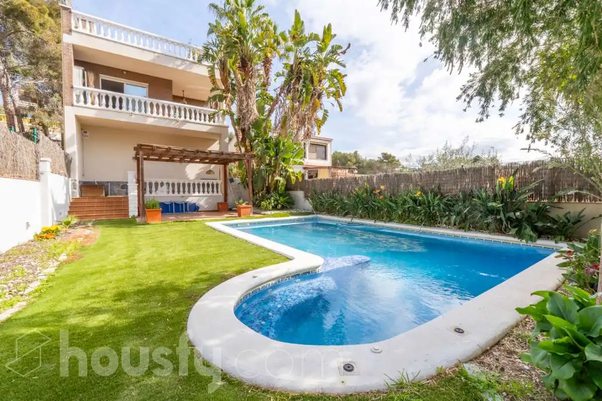 Jardí de Casa o xalet en venda en Cubelles amb Aire condicionat, Calefacció i Jardí privat