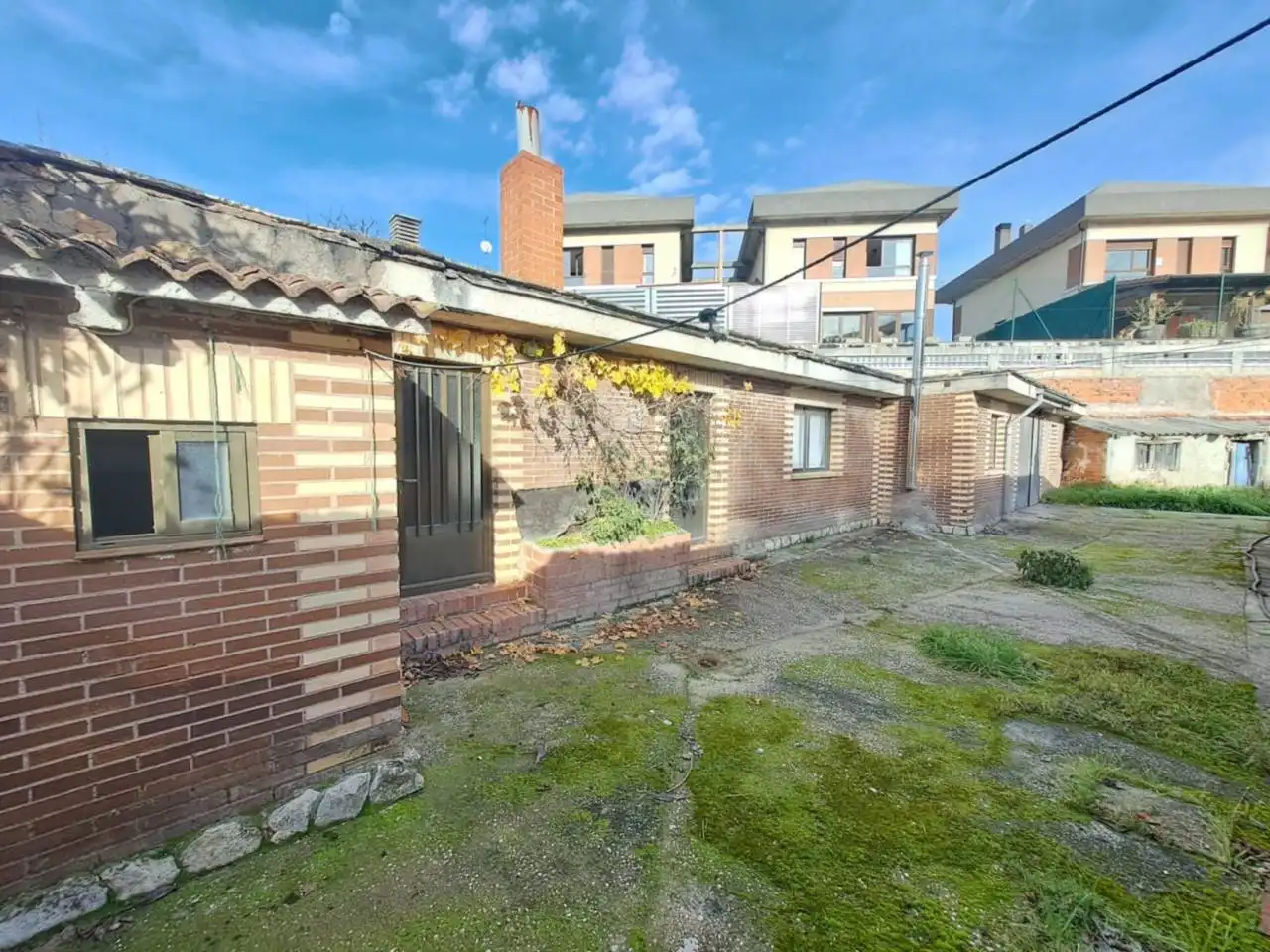 Vista exterior de Casa adosada en venda en Burgos amb Calefacció i Jardí privat