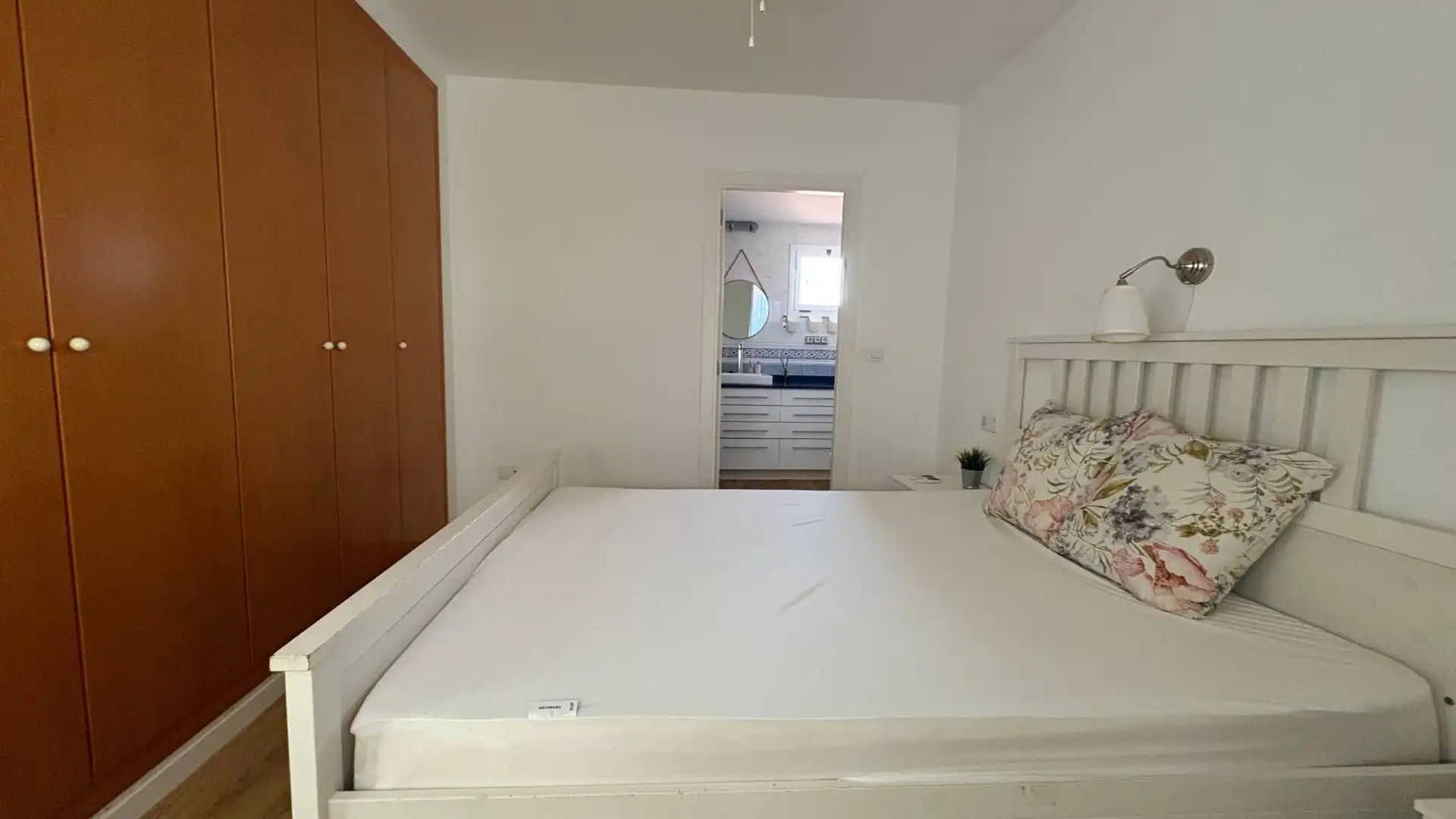 Schlafzimmer von Dachboden zur Miete in Paterna mit Klimaanlage, Heizung und Terrasse