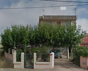 Vista exterior de Casa adosada en venda en El Burgo Ranero  amb Calefacció, Terrassa i Moblat