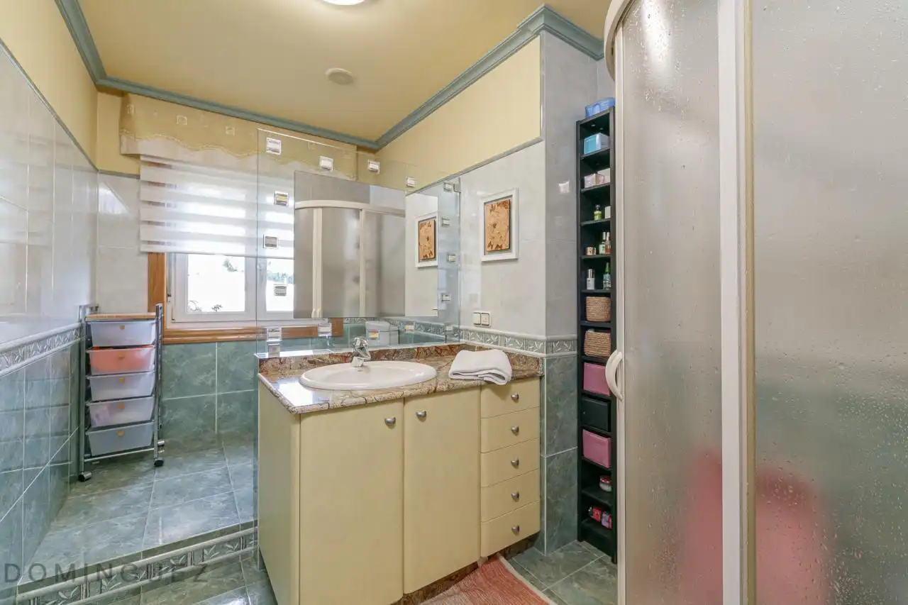 Baño de Casa o chalet en venta en Vigo  con Calefacción, Jardín privado y Parquet