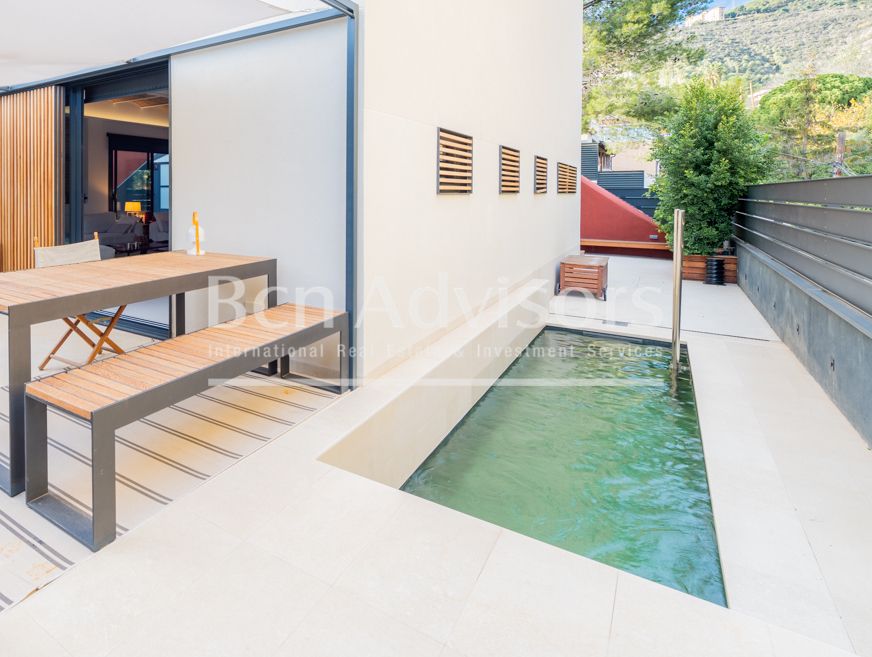 Swimming pool of House or chalet for sale in  Barcelona Capital  with Air Conditioner, Heating and Private garden