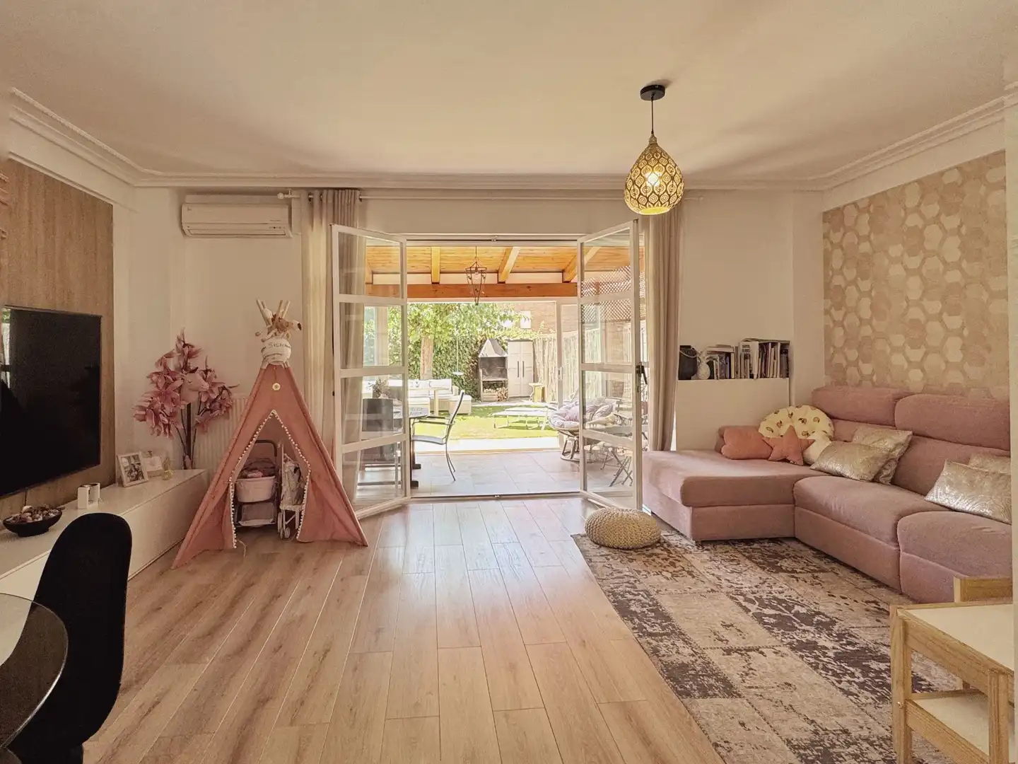 Sala de estar de Casa adosada en venta en Lardero con Aire acondicionado, Calefacción y Jardín privado