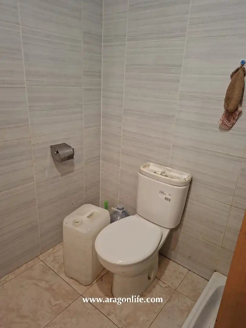Baño de Finca rústica en venta en Chiprana con Jardín privado, Amueblado y Horno