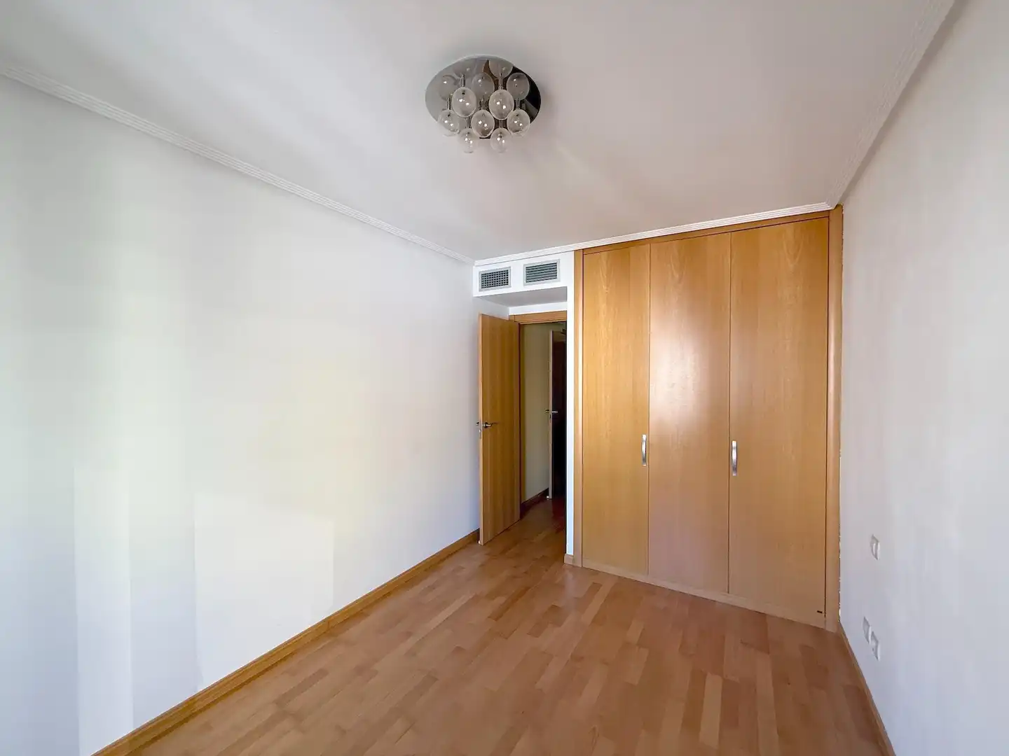 Schlafzimmer von Dachboden zum Verkauf in Zaragoza mit Heizung, Parkett und Terrasse