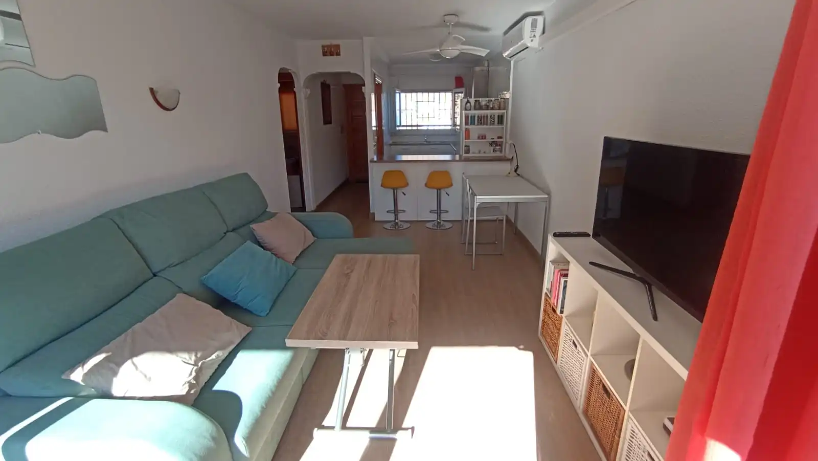 Wohnzimmer von Wohnungen zum Verkauf in Roquetas de Mar mit Klimaanlage, Parkett und Terrasse