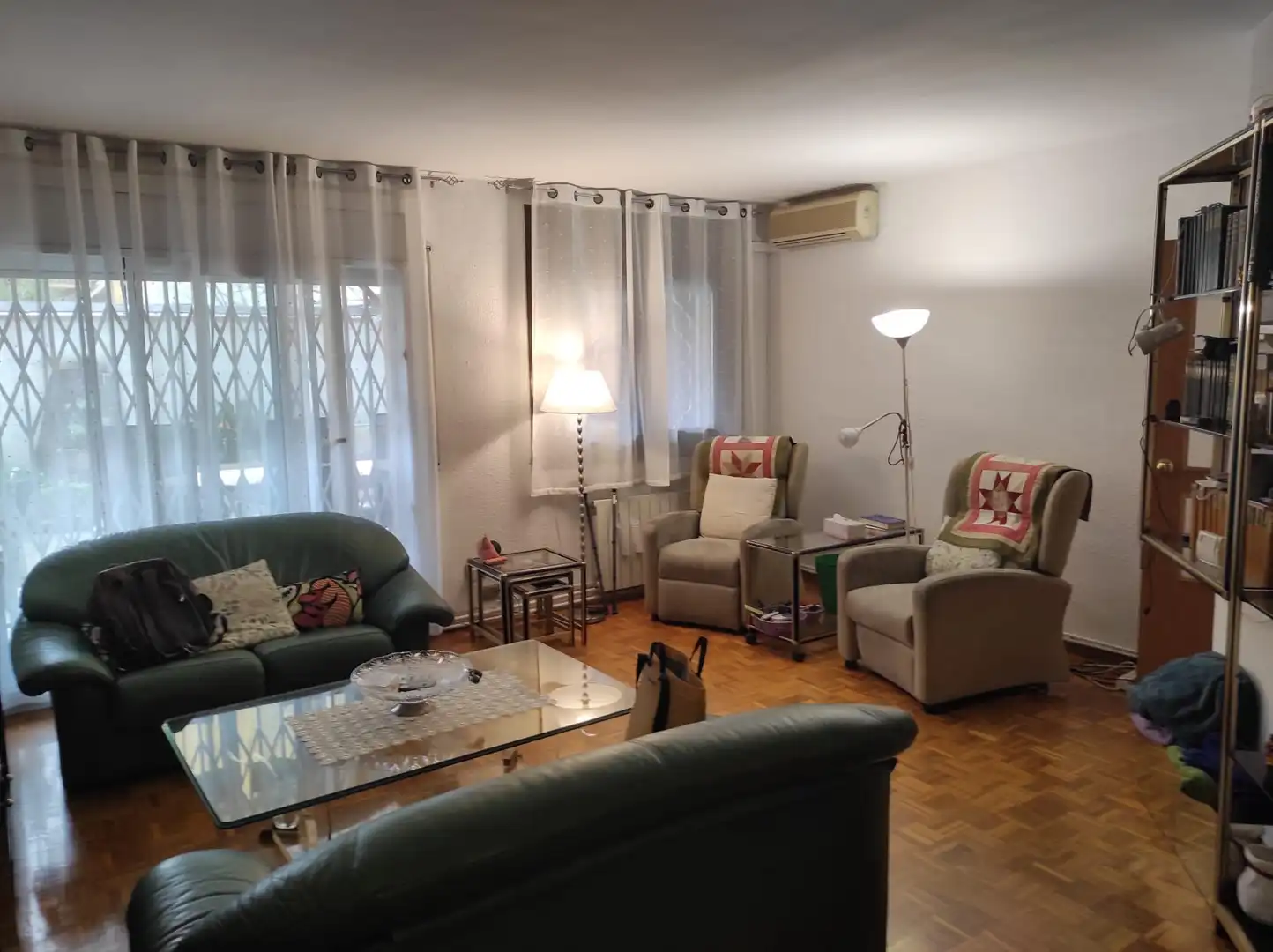 Living room of Ground floor for sale in Esplugues de Llobregat  with Air Conditioner, Heating and Parquet flooring