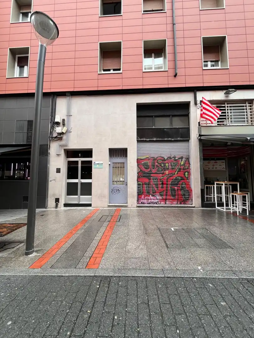 Vista exterior de Local de alquiler en Basauri 