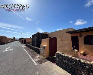Vista exterior de Casa adosada en venda en La Oliva amb Jardí privat, Traster i Moblat