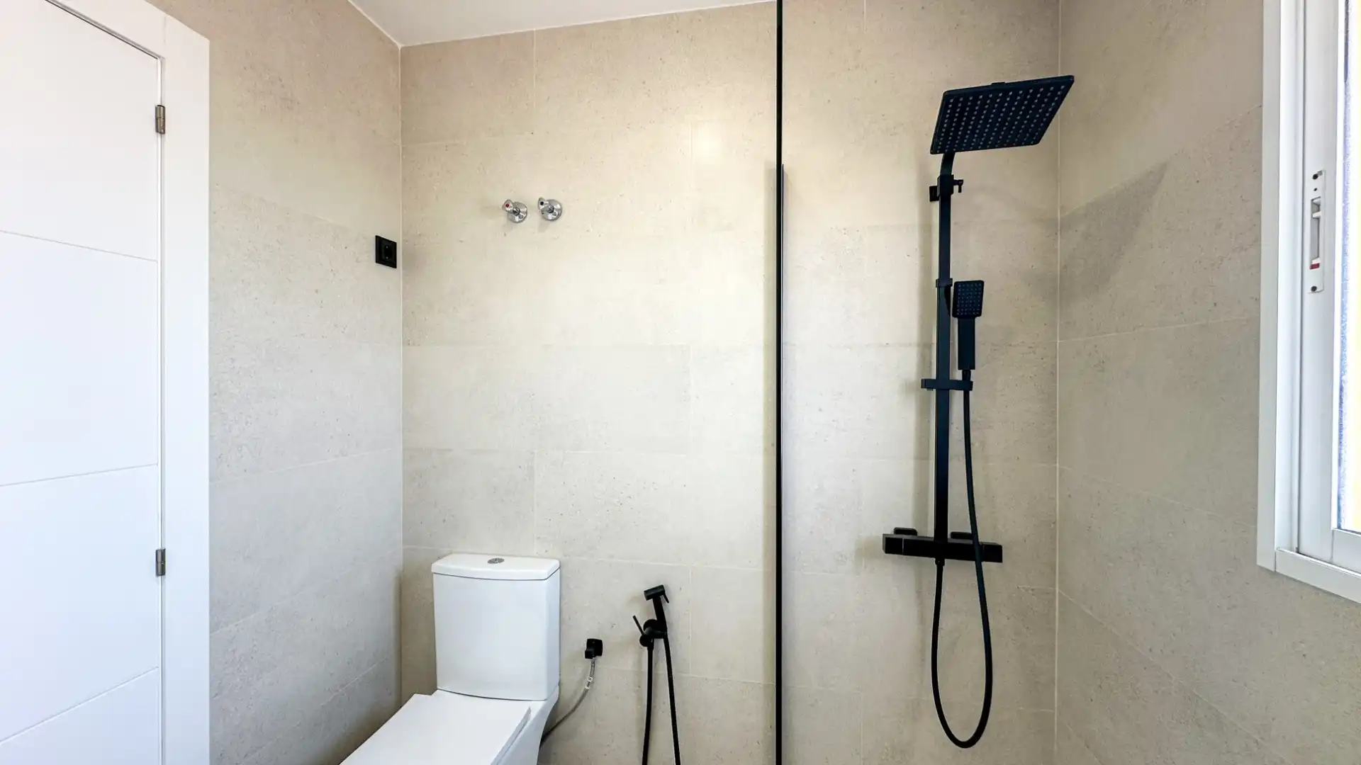 Bany de Casa o xalet en venda en Orihuela amb Aire condicionat, Terrassa i Piscina