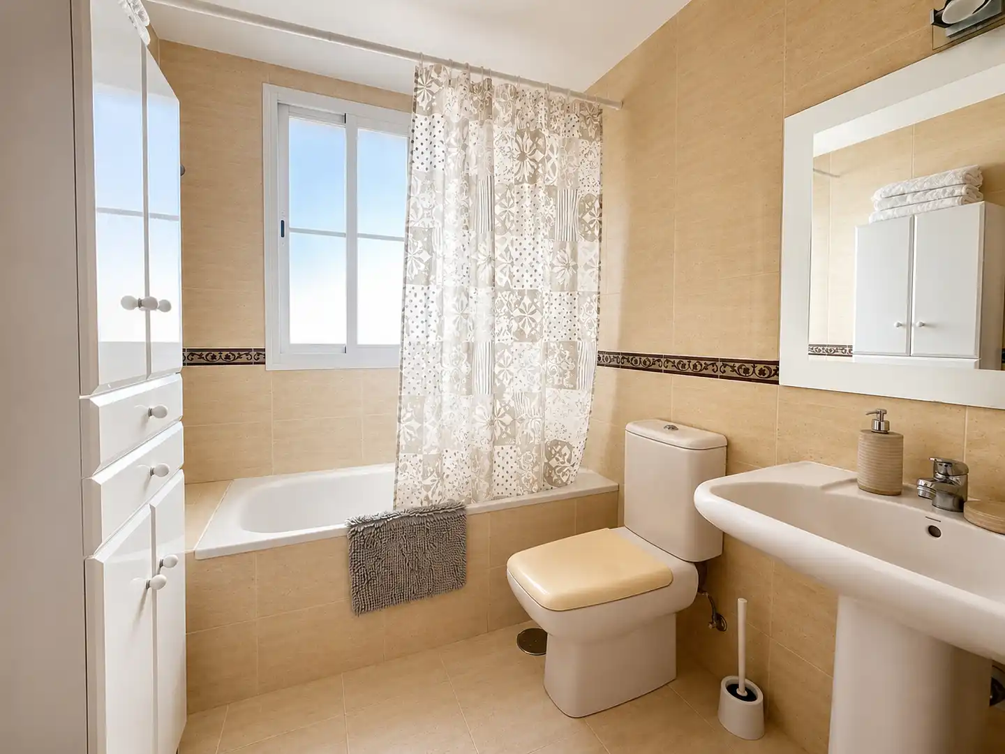 Badezimmer von Wohnung zur Miete in Benalmádena mit Klimaanlage, Möbliert und Ofen