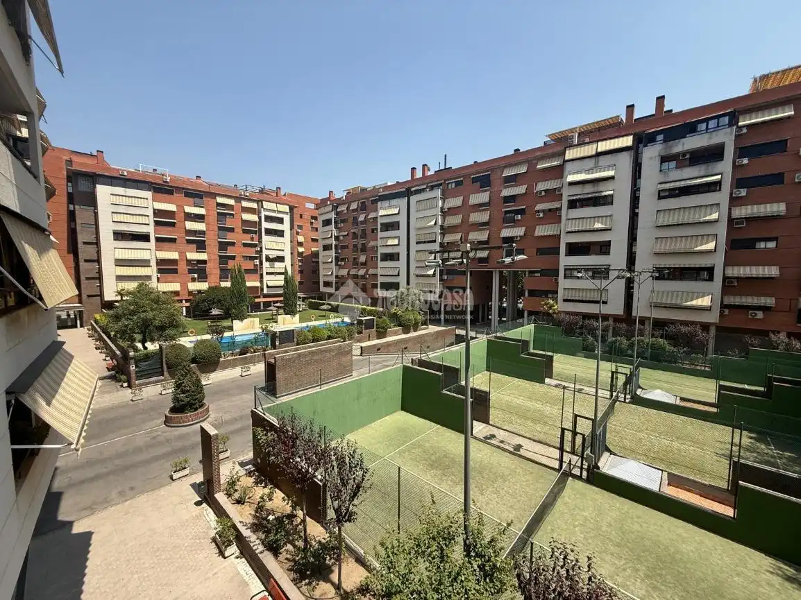 Vista exterior de Piso en venta en Alcorcón con Aire acondicionado, Terraza y Piscina comunitaria