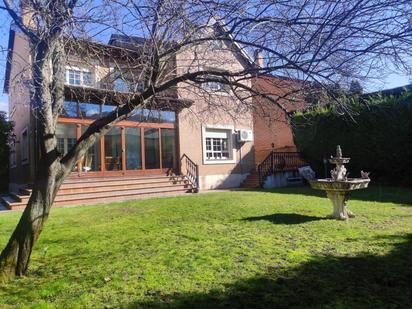 Vista exterior de Casa o xalet en venda en Ponferrada amb Aire condicionat, Terrassa i Piscina
