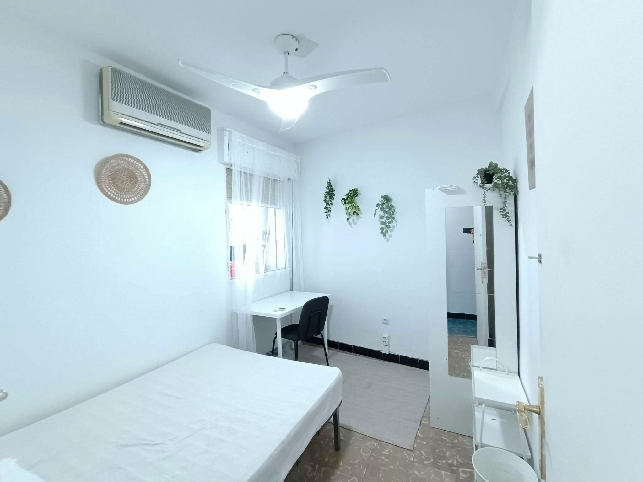 Bedroom of Flat to share in  Sevilla Capital  with Washing machine