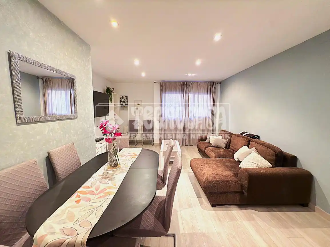Sala de estar de Piso en venta en Cuenca con Calefacción, Parquet y Terraza