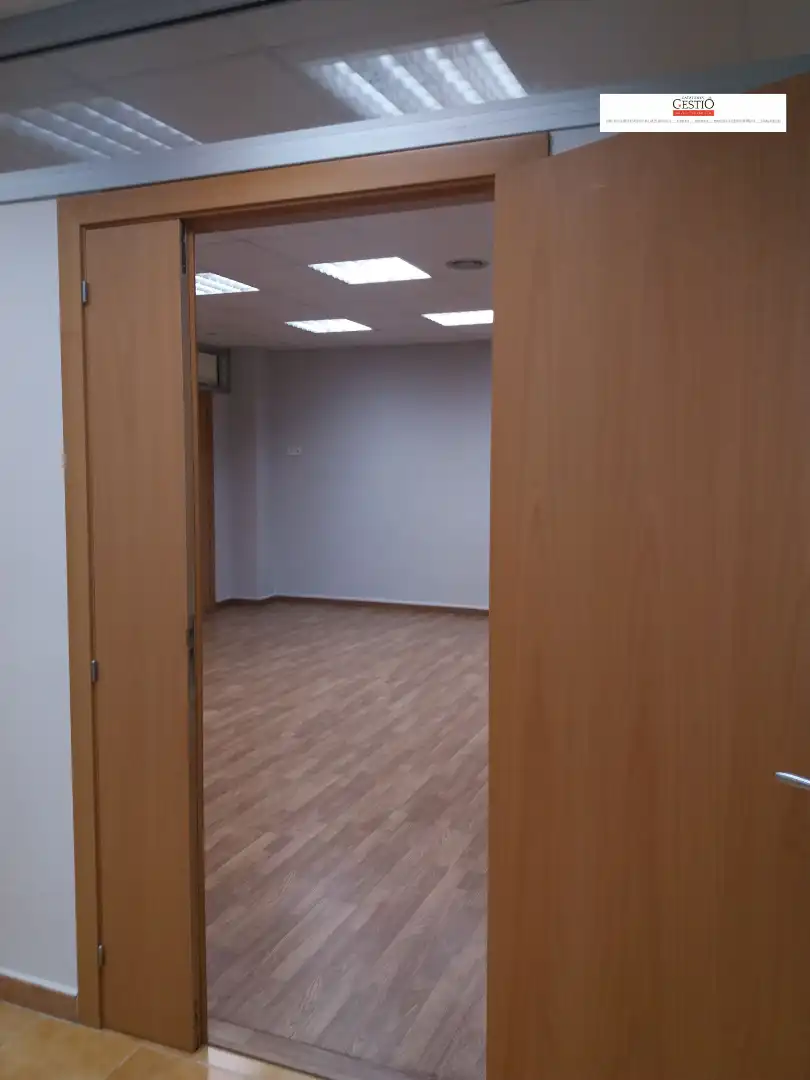 Büro zur Miete in Vallirana mit Klimaanlage