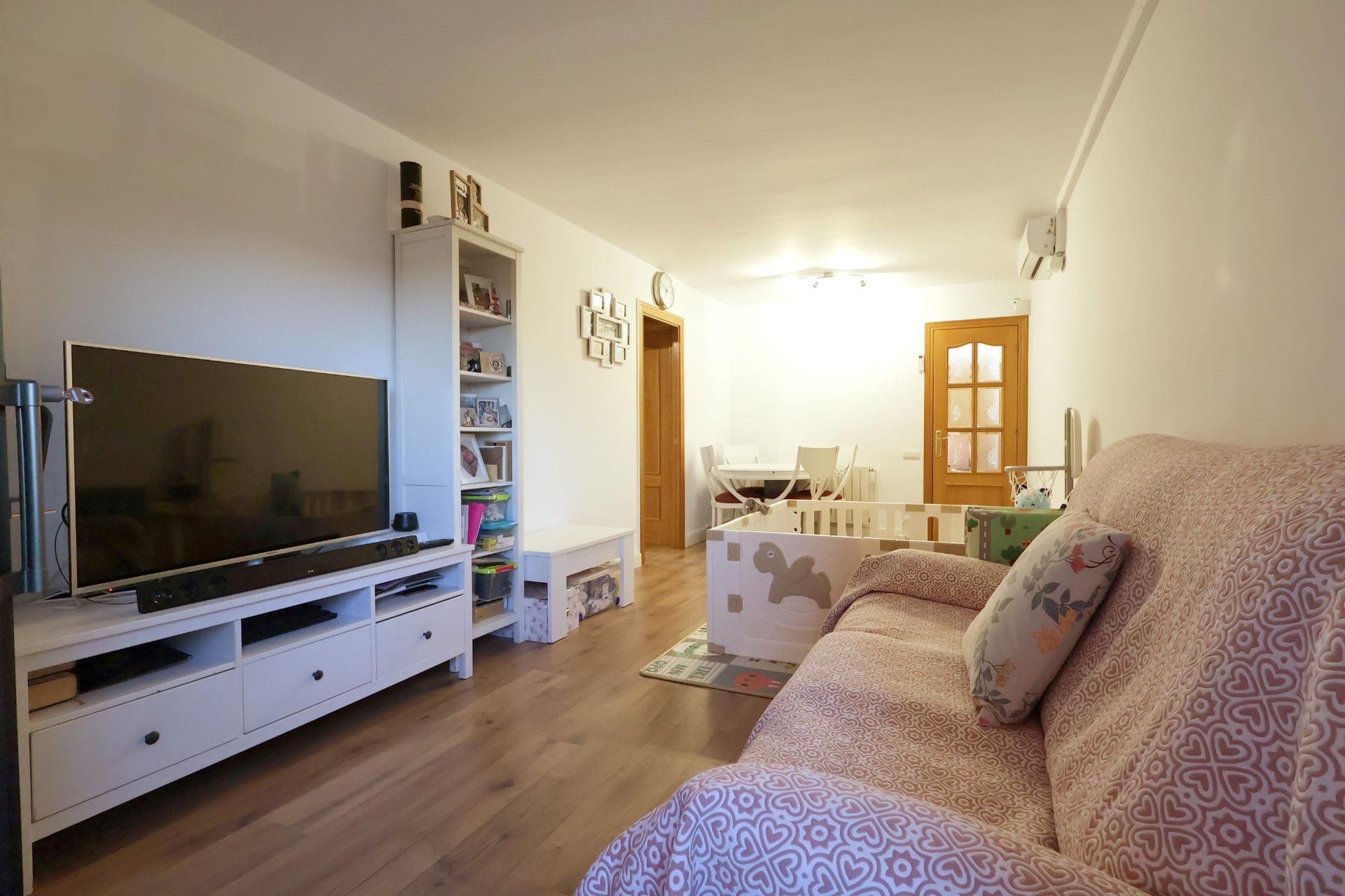 Living room of Flat for sale in Vilanova i la Geltrú  with Heating, Parquet flooring and Balcony