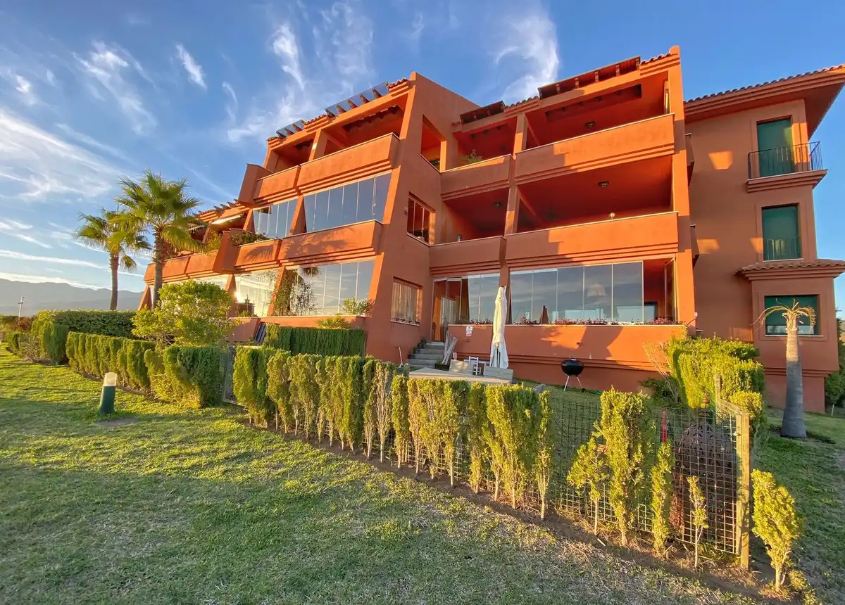 Vista exterior de Àtic en venda en Marbella amb Terrassa, Traster i Alarma