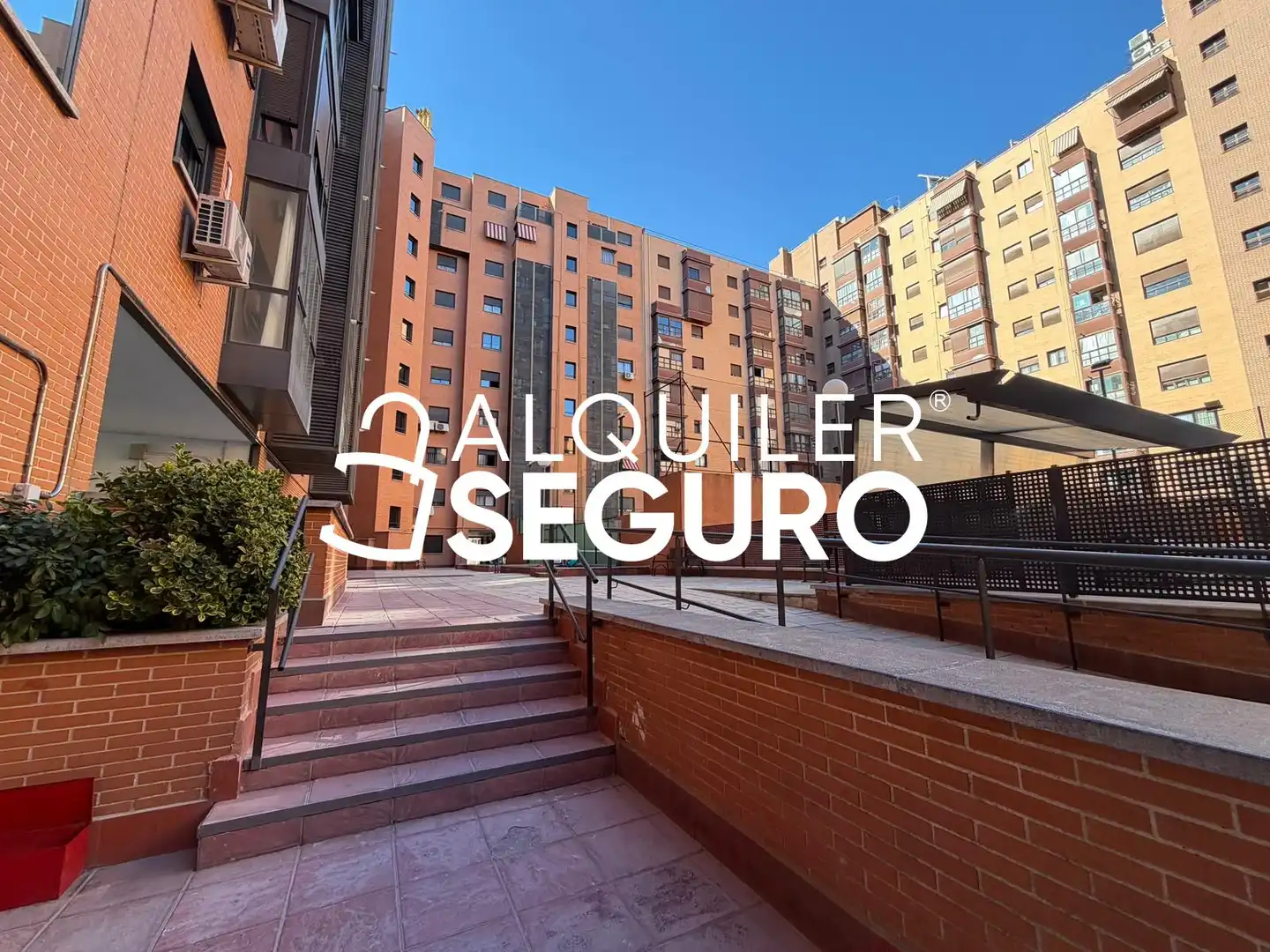 Vista exterior de Piso de alquiler en Madrid con Aire acondicionado, Calefacción y Piscina