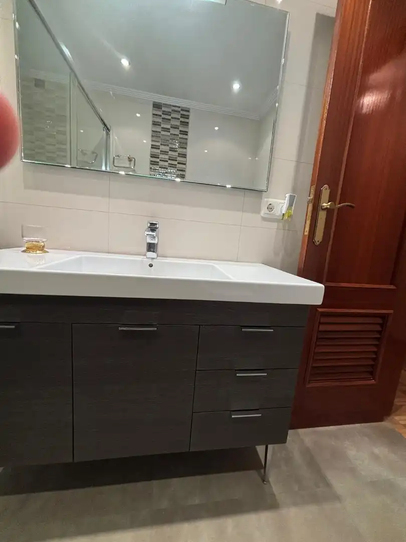 Baño de Piso de alquiler en  Pamplona / Iruña con Calefacción, Parquet y Amueblado