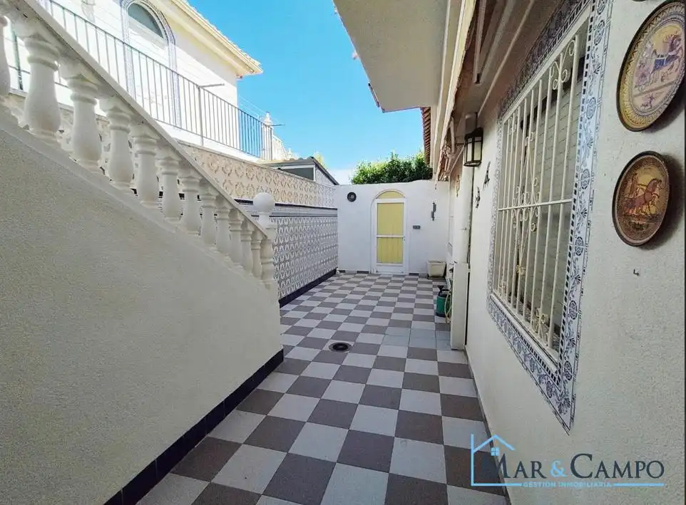 Vista exterior de Casa adosada en venta en Los Alcázares con Aire acondicionado, Jardín privado y Amueblado