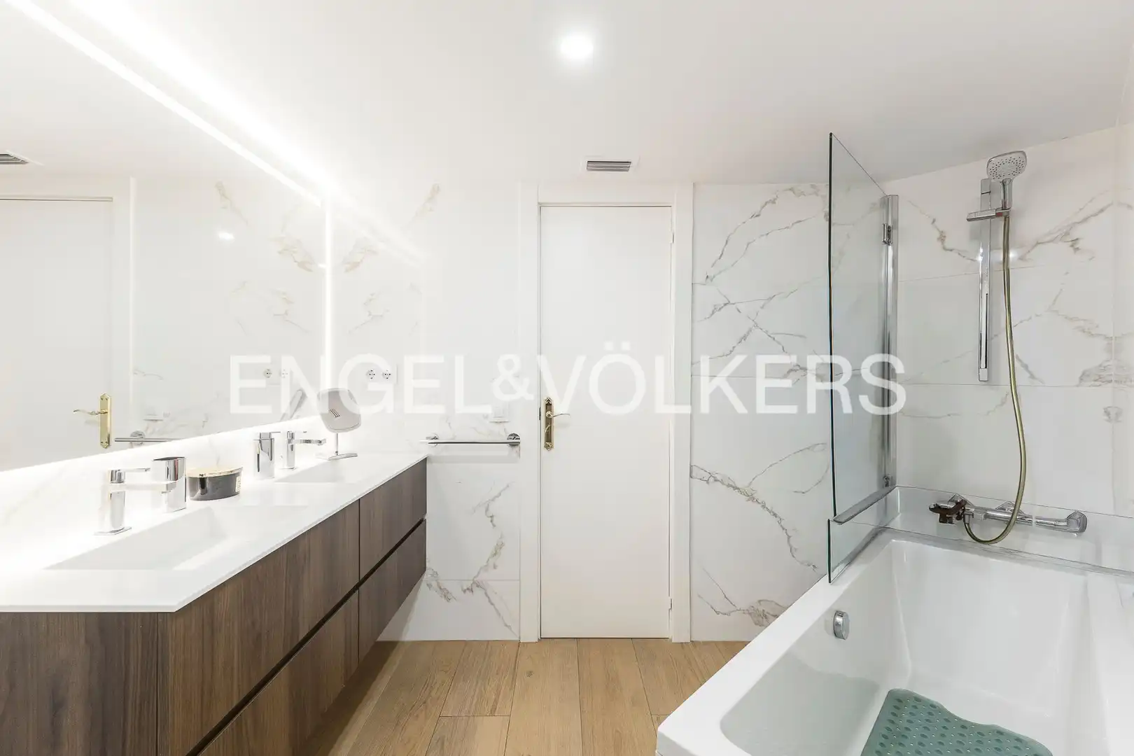 Badezimmer von Wohnung zur Miete in Barcelona mit Heizung, Balkon und Haustiere erlaubt