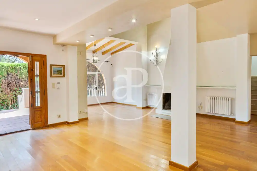 Sala d'estar de Casa o xalet en venda en L'Eliana amb Aire condicionat, Calefacció i Jardí privat