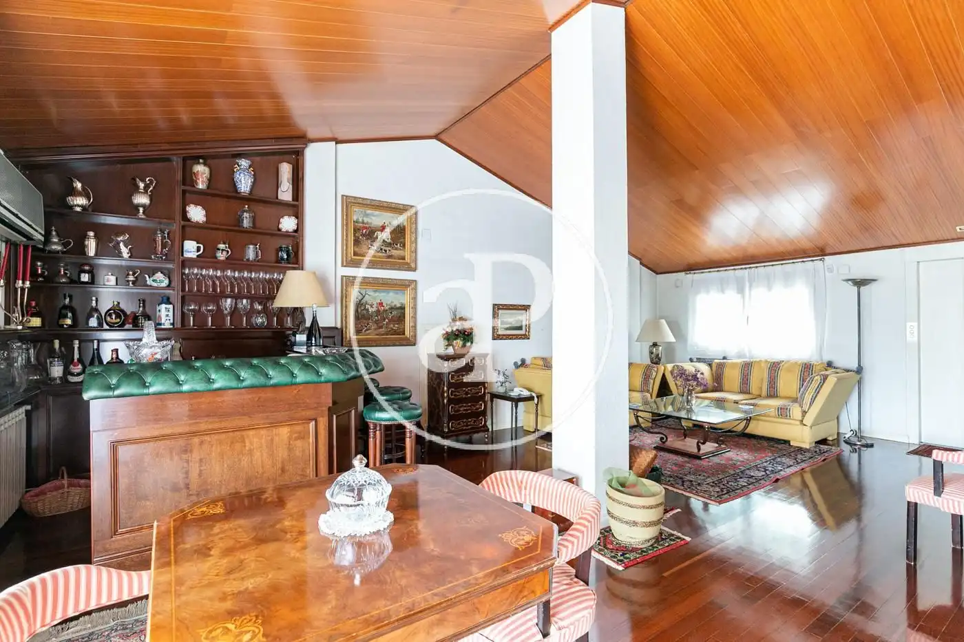 Wohnzimmer von Einfamilien-Reihenhaus zum Verkauf in Barcelona mit Klimaanlage, Heizung und Privatgarten