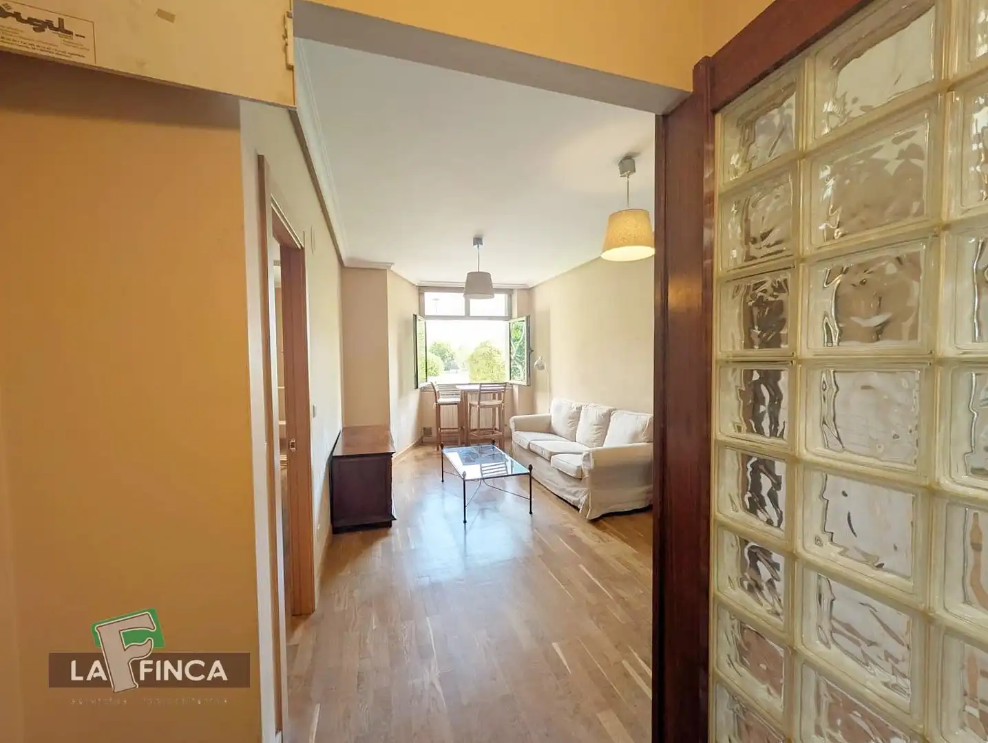 Habitación de Apartamento en venta en Oviedo  con Calefacción, Trastero y Amueblado