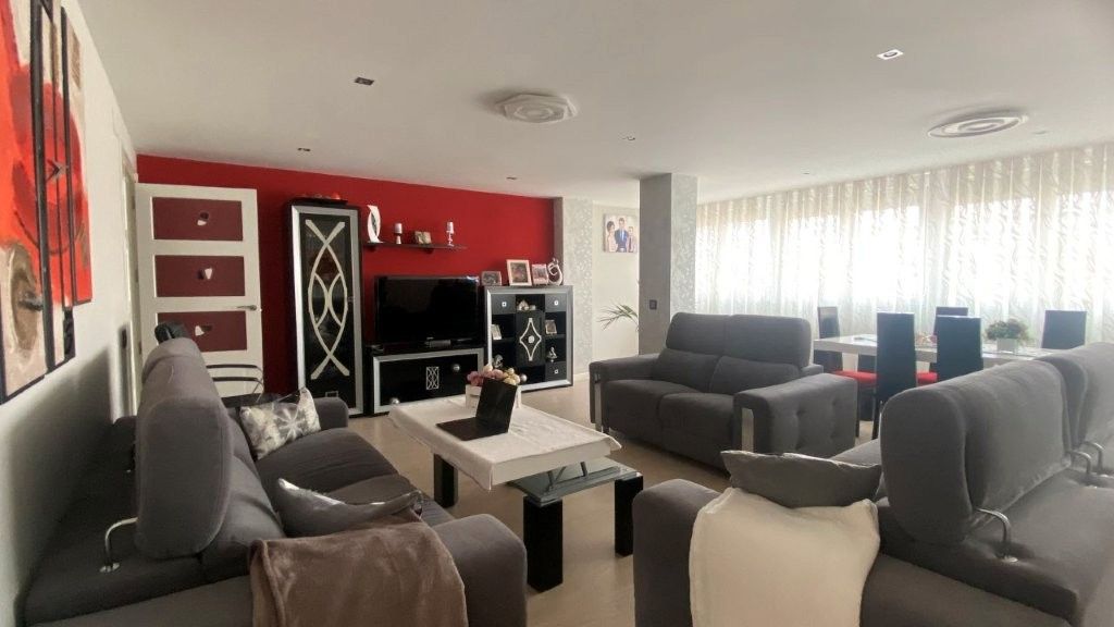 Wohnzimmer von Einfamilien-Reihenhaus zum Verkauf in Móstoles mit Klimaanlage, Heizung und Privatgarten