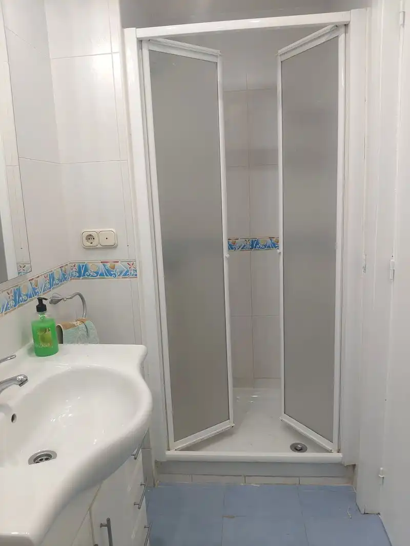 Bathroom of Flat for rent in Granada  with Furnished, Oven and Microwave