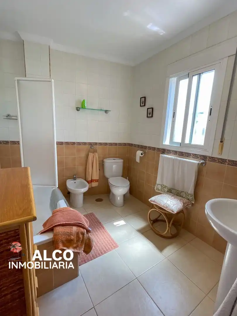 Bany de Casa o xalet en venda en Torrox amb Aire condicionat, Terrassa i Piscina