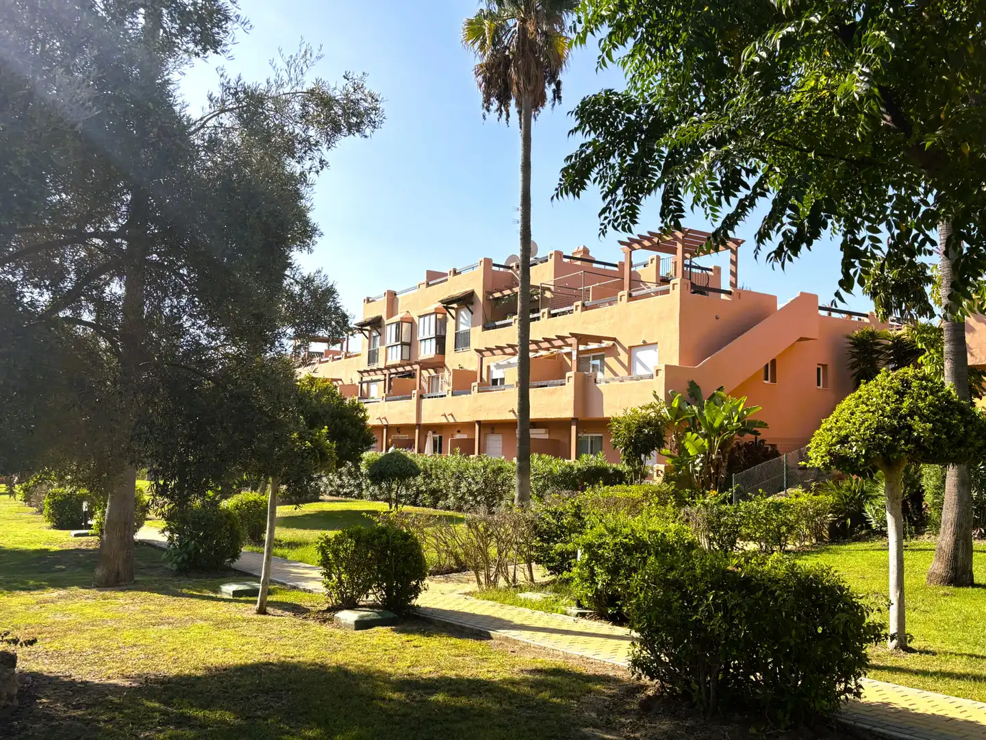 Vista exterior de Planta baixa en venda en Casares amb Aire condicionat, Terrassa i Piscina