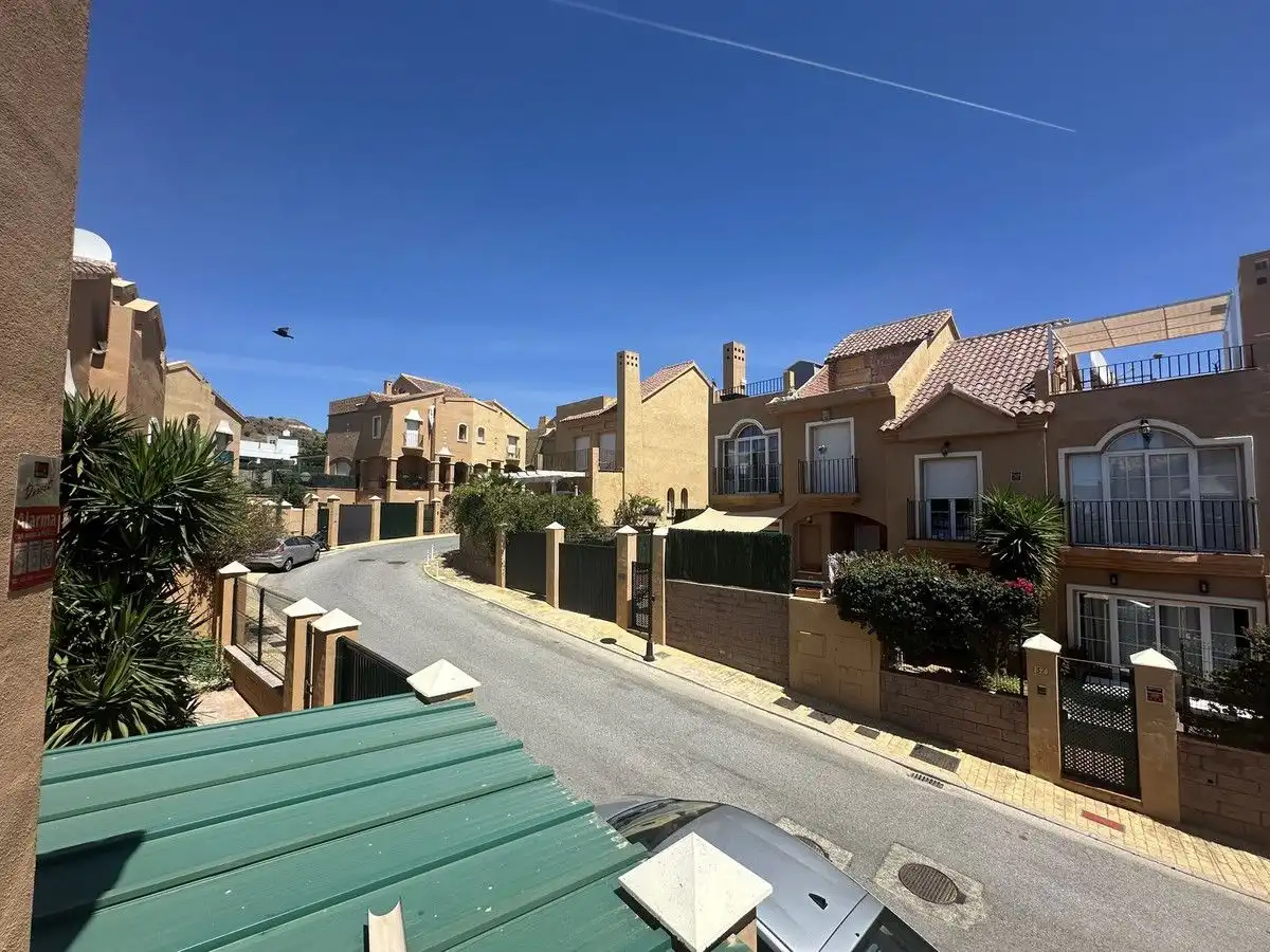 Vista exterior de Casa o xalet en venda en Mijas amb Aire condicionat, Jardí privat i Terrassa