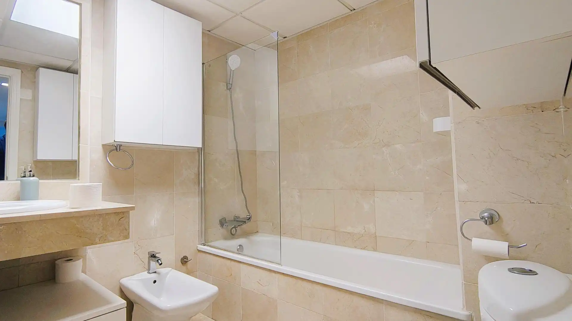 Badezimmer von Wohnungen zum Verkauf in Marbella mit Klimaanlage, Privatgarten und Terrasse
