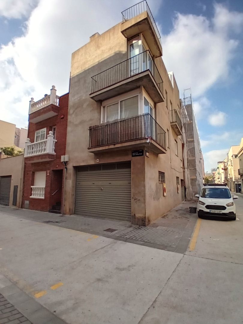 Vista exterior de Casa o xalet en venda en Badalona amb Terrassa