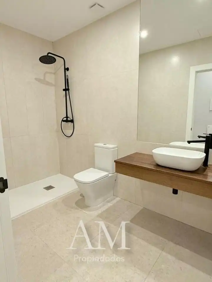 Baño de Piso de alquiler en Vigo  con Calefacción, Terraza y Trastero
