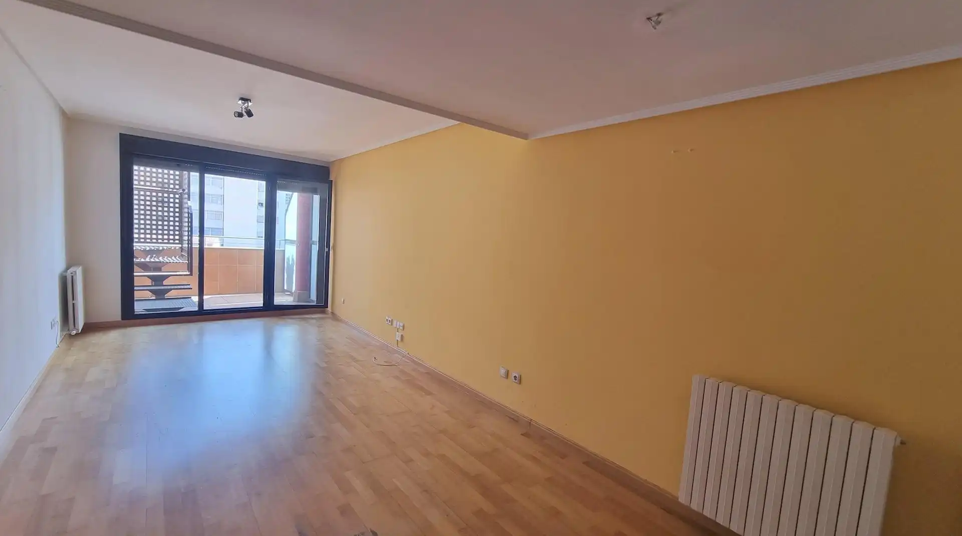 Wohnzimmer von Dachboden zum Verkauf in Zaragoza mit Heizung, Parkett und Terrasse